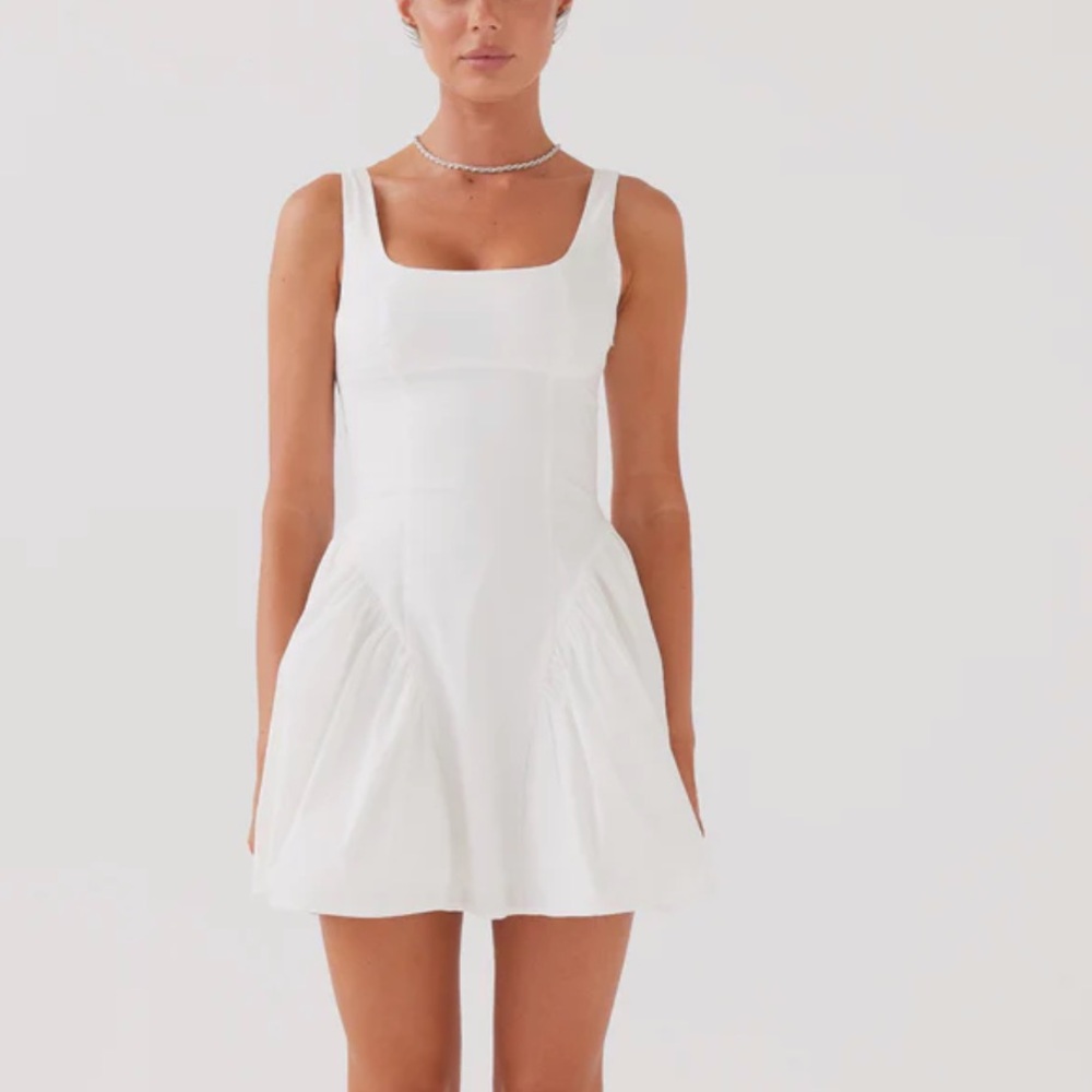 Elegant White Sleeveless Dress